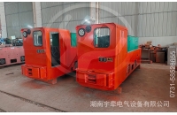 8噸湘潭蓄電池電機(jī)車(chē)裝車(chē)發(fā)往貴州
